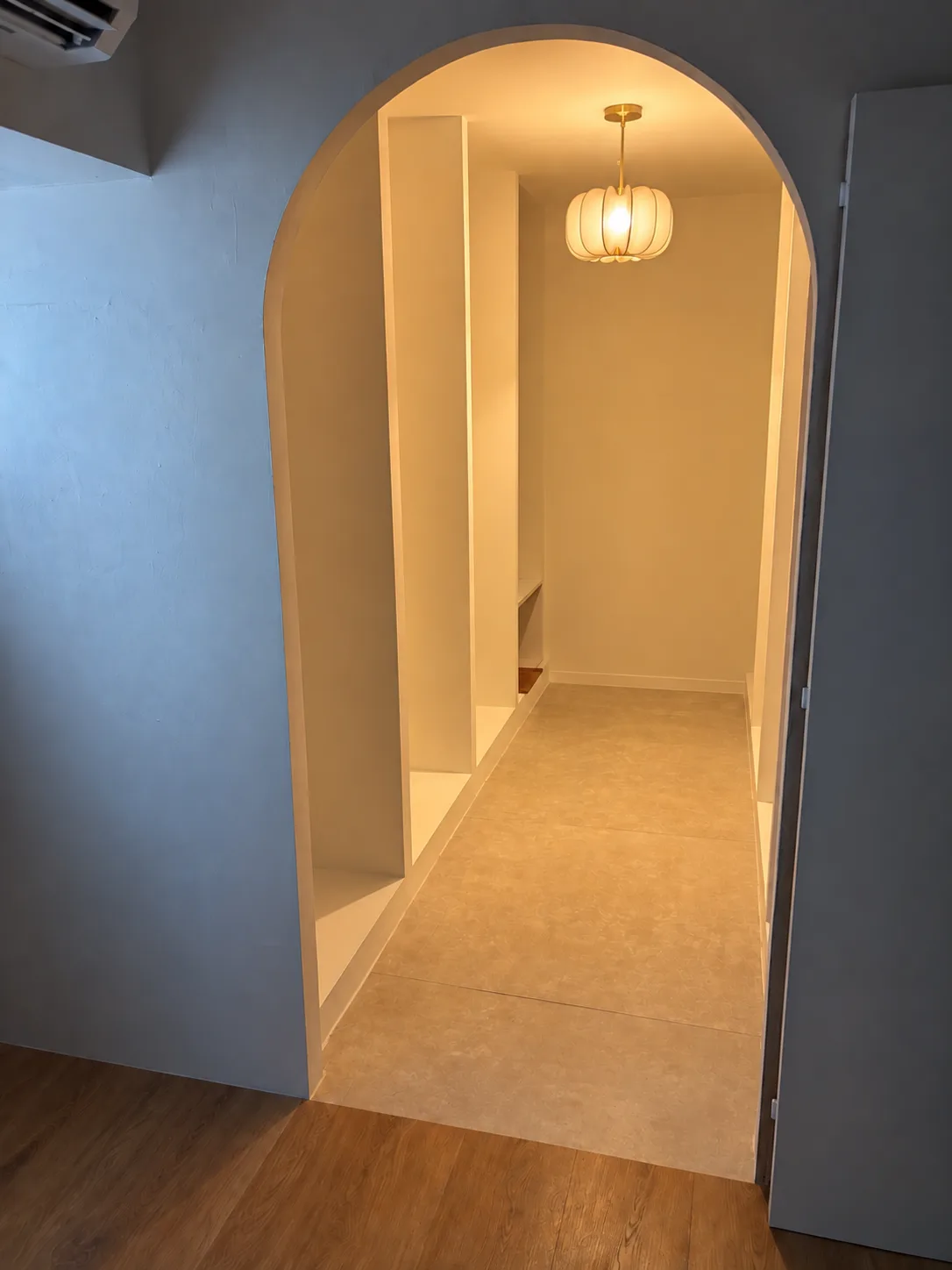 Arche intérieure en placo avec aménagements intégrés